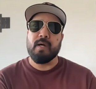 हरभजन सिंह और मीका सिंह पंजाब में आयी भीषण बाढ़ में सहायता और मदद के लिए आगे आकर काम कर रहे हैं.

1300 गांव पूरी तरह डूब गए हैं. प्रधानमंत्री नरेंद्र मोदी जी ने अभी तक राहत राशि का एलान नही किया है. वो अभी तक चुनावी ड्रामा करने में बिजी हैं.

मीका सिंह ने कहा पंजाब के पास खाने की