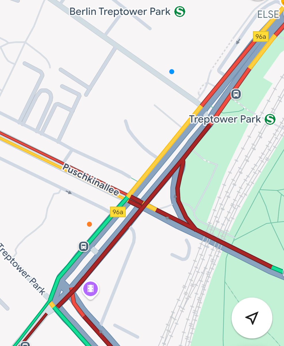 Die BVG stellt Buslinien ein, Passagiere müssen zu Fuß über die Elsenbrücke. Doppelt so viel Verkehr in den Kiezen, Staus bis zu 90Min. Ich hatte nie eine klare Meinung zum neuen A100-Abschnitt, aber die aktuelle Situation ist eine verkehrstechnische Katastrophe mit Ansage.