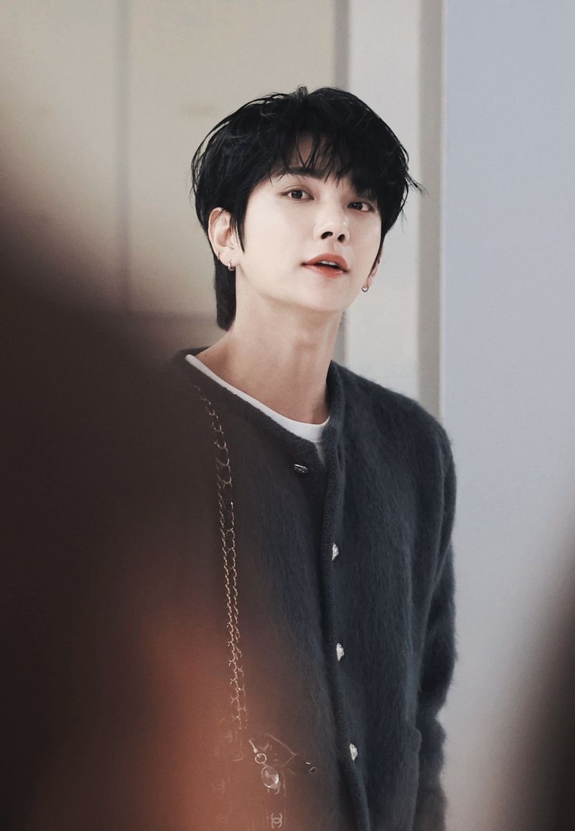 JOSHUA HONG but as you scroll he gets older