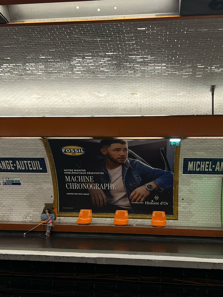 jsuisharry's tweet photo. NICK JONAS SPOTTED IN PARIS https://t.co/wLpMeKdz7o