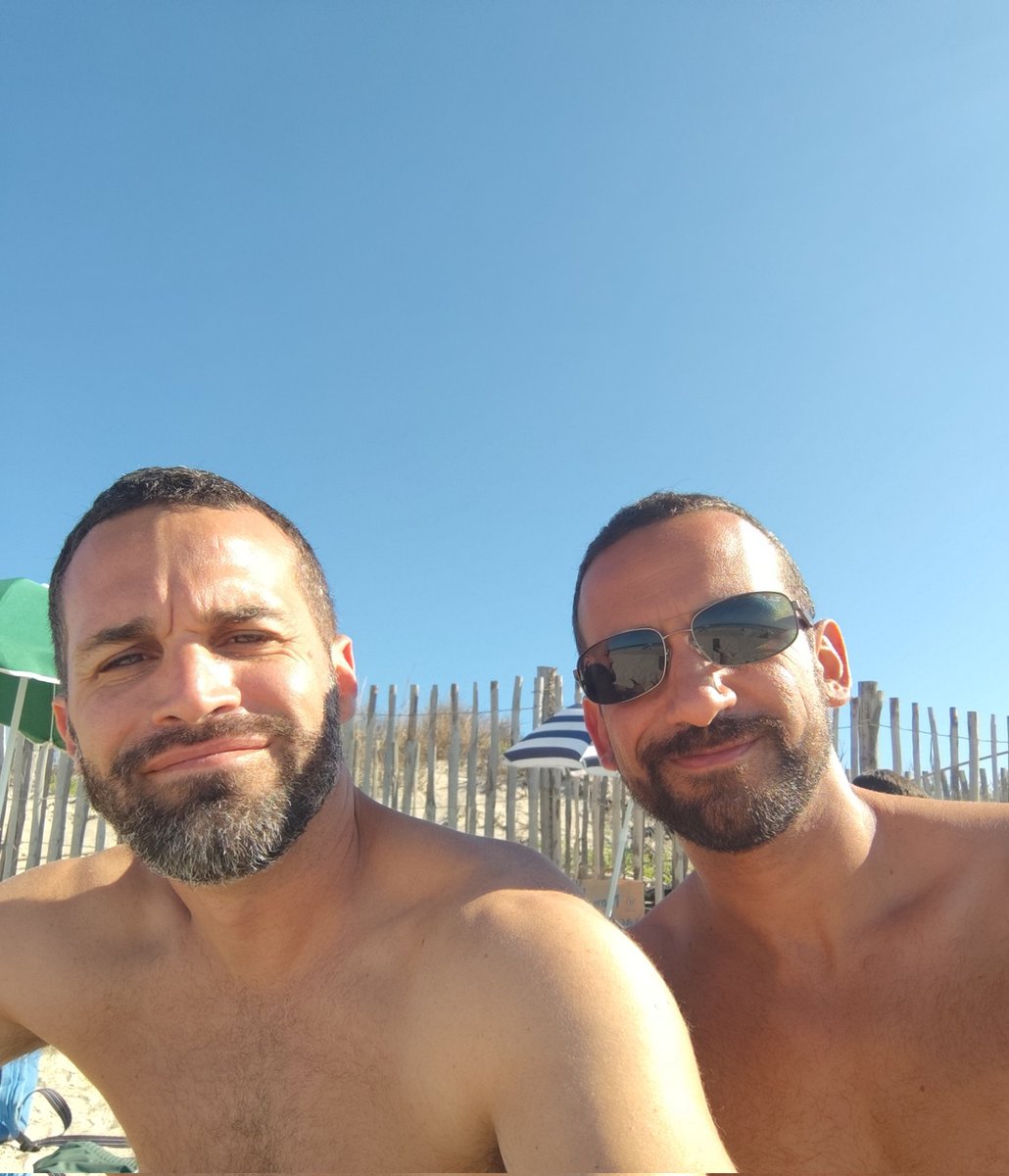 Topheeeeee1's tweet photo. Chaque été et ces habitudes ! 🏖️🌊👋
(Tout nu et tout bronzé.....🎶) https://t.co/VVnOQOaPlf
