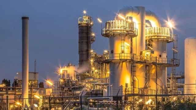 Saudi Arabia and Iraq have stopped supplying oil to India’s Nayara Energy refinery, controlled by Rosneft, due to EU sanctions.

The refinery typically received around 3 million barrels per month from Saudi Arabia and Iraq, but deliveries dropped to zero in August. Nayara