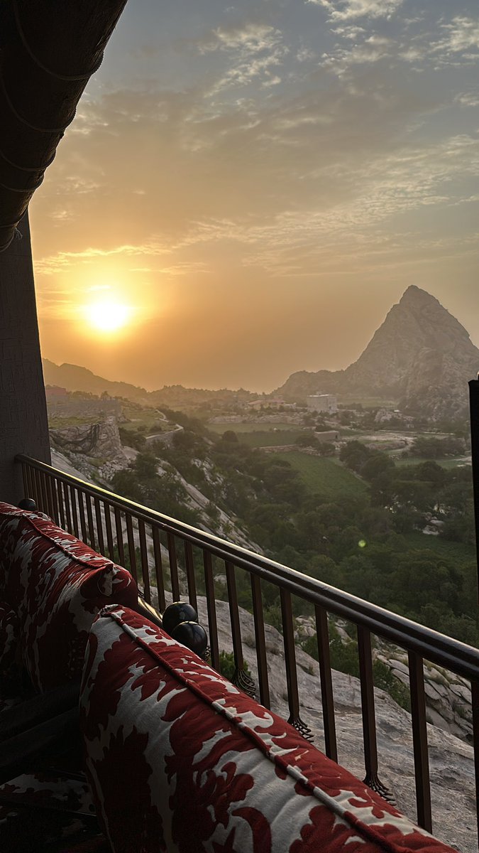 #حبيت_اقول 

لبعض الأماكن ذكريات تهمس بقلوبنا قائلة كانوا هنا يوماً ما ..!