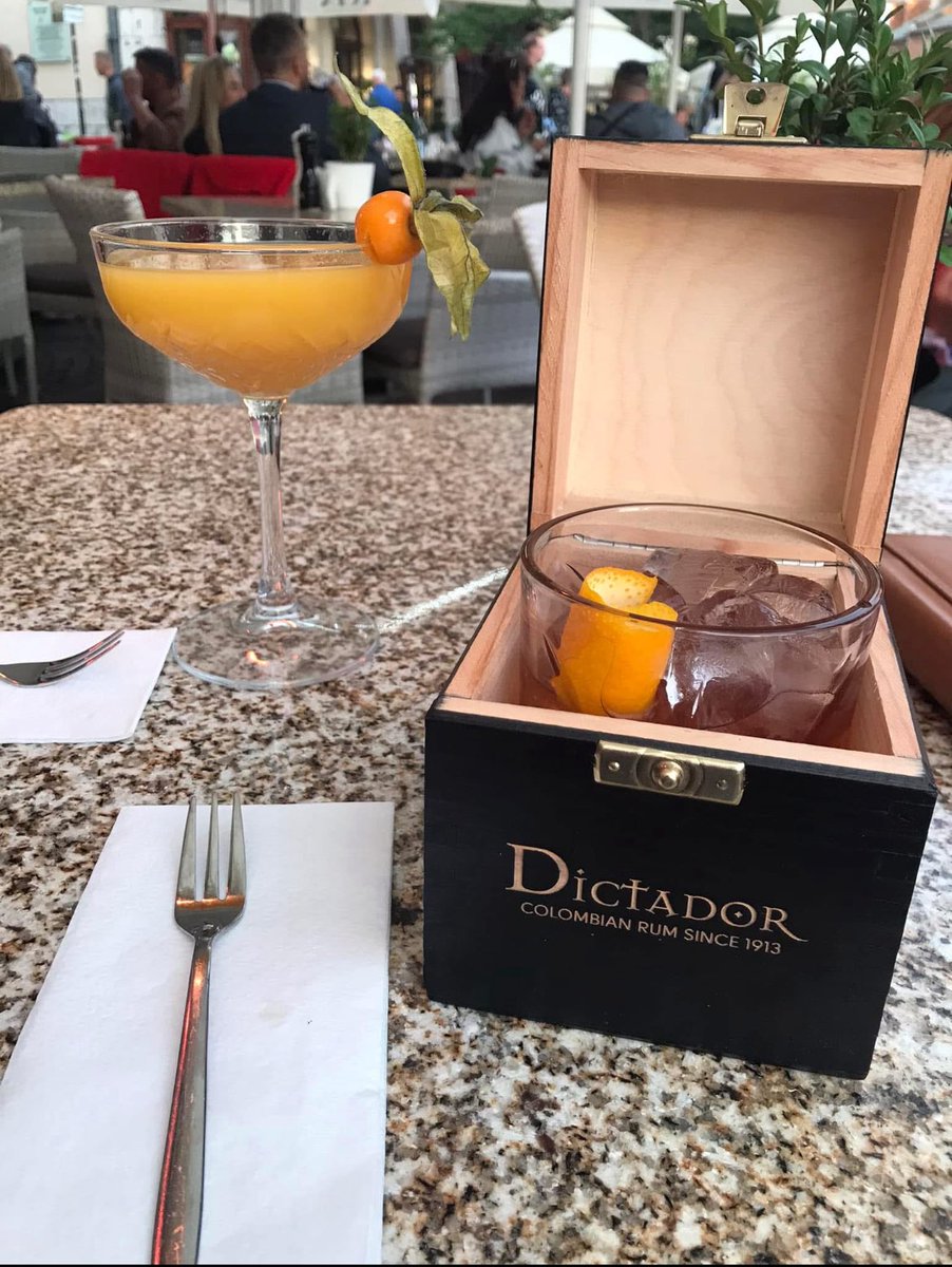 Piotr_K80's tweet image. Spontaneous evening in Kraków — cocktails, good vibes, and no plans 🍹✨ #Krakow #SpontaneousMoments #CocktailTime