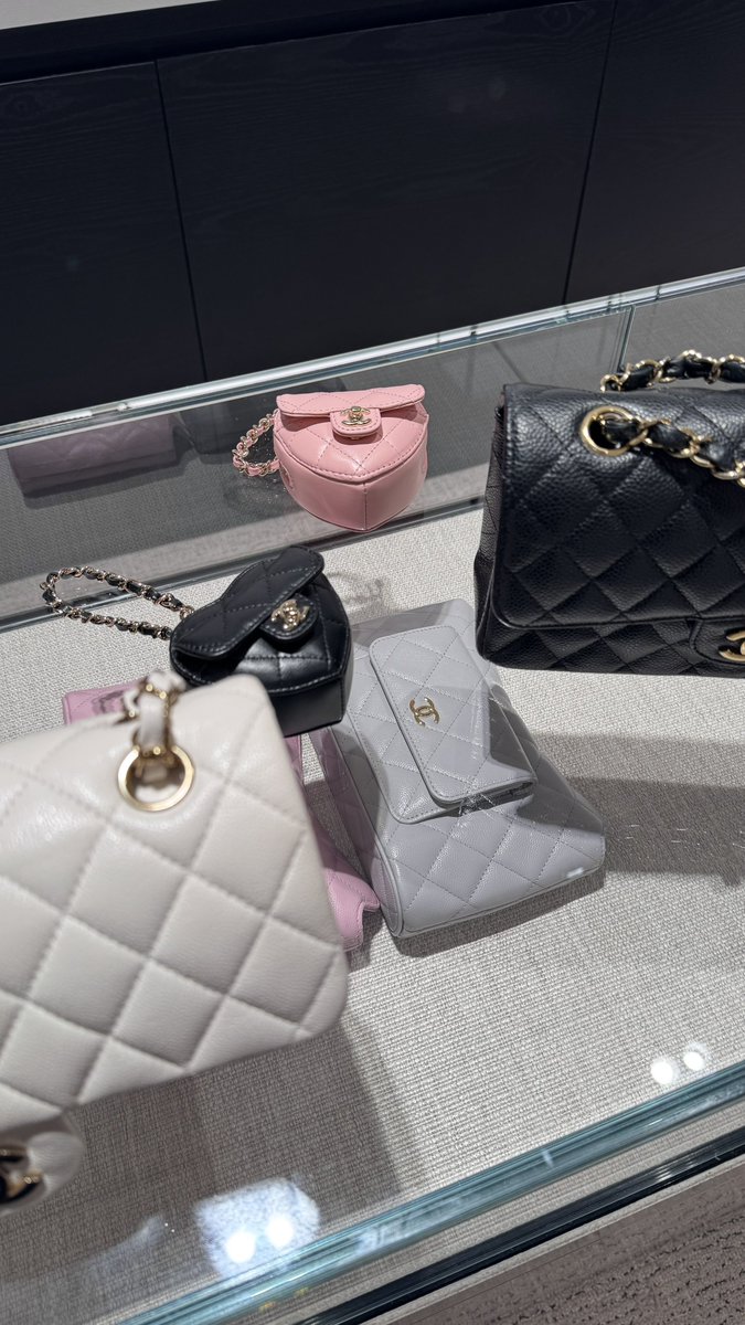 ハートのチャーム買いました🖤
もうすぐF1なのでどのブランドも在庫潤ってそう🏎️🏁♥️