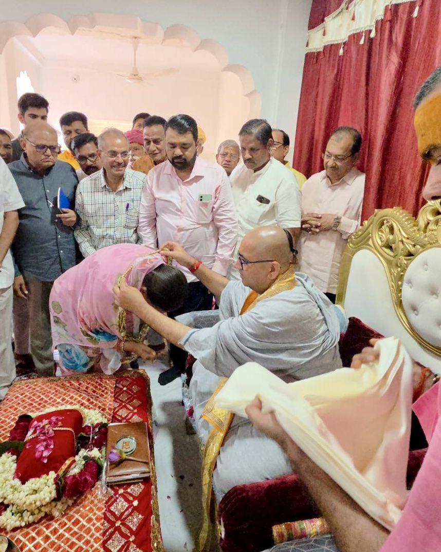 VasundharaBJP's tweet image. जोधपुर के सूरसागर स्थित बड़ा रामद्वारा पहुंचकर रामस्नेही परंपरा के आचार्य संत रामप्रसाद महाराज जी के जन्मोत्सव पर दर्शन किए और चरणों में नमन कर आशीर्वाद प्राप्त किया।

महाराज श्री का स्नेहिल आशीर्वाद और प्रेरणादायी उपदेश समाज को सेवा, सद्भाव और संस्कारों की राह पर निरंतर…