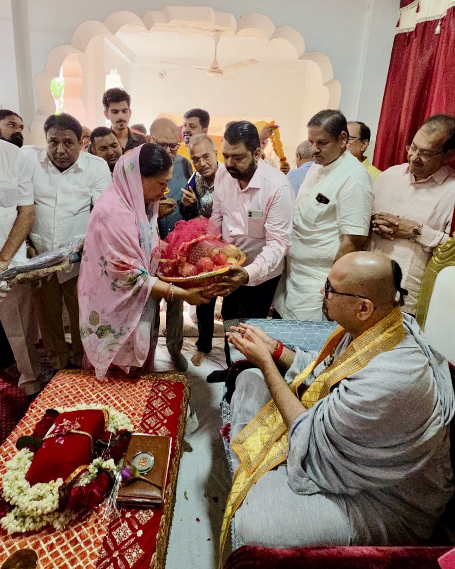 VasundharaBJP's tweet image. जोधपुर के सूरसागर स्थित बड़ा रामद्वारा पहुंचकर रामस्नेही परंपरा के आचार्य संत रामप्रसाद महाराज जी के जन्मोत्सव पर दर्शन किए और चरणों में नमन कर आशीर्वाद प्राप्त किया।

महाराज श्री का स्नेहिल आशीर्वाद और प्रेरणादायी उपदेश समाज को सेवा, सद्भाव और संस्कारों की राह पर निरंतर…