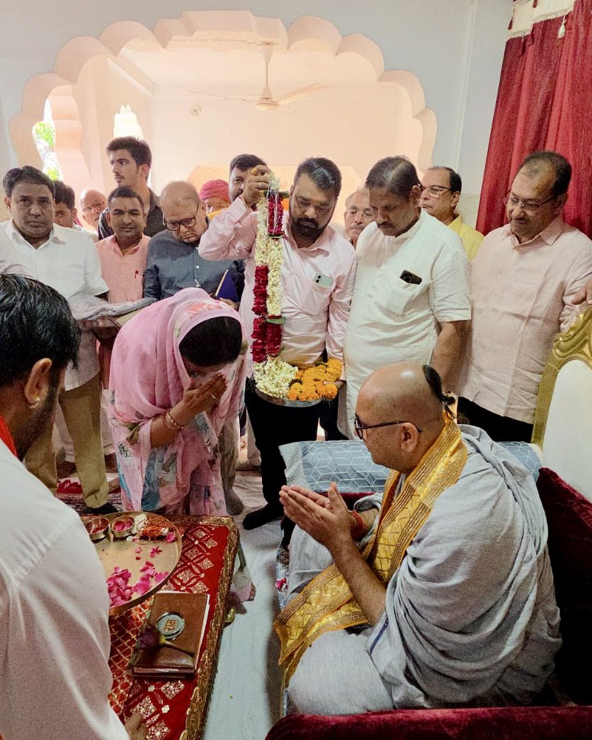 VasundharaBJP's tweet image. जोधपुर के सूरसागर स्थित बड़ा रामद्वारा पहुंचकर रामस्नेही परंपरा के आचार्य संत रामप्रसाद महाराज जी के जन्मोत्सव पर दर्शन किए और चरणों में नमन कर आशीर्वाद प्राप्त किया।

महाराज श्री का स्नेहिल आशीर्वाद और प्रेरणादायी उपदेश समाज को सेवा, सद्भाव और संस्कारों की राह पर निरंतर…