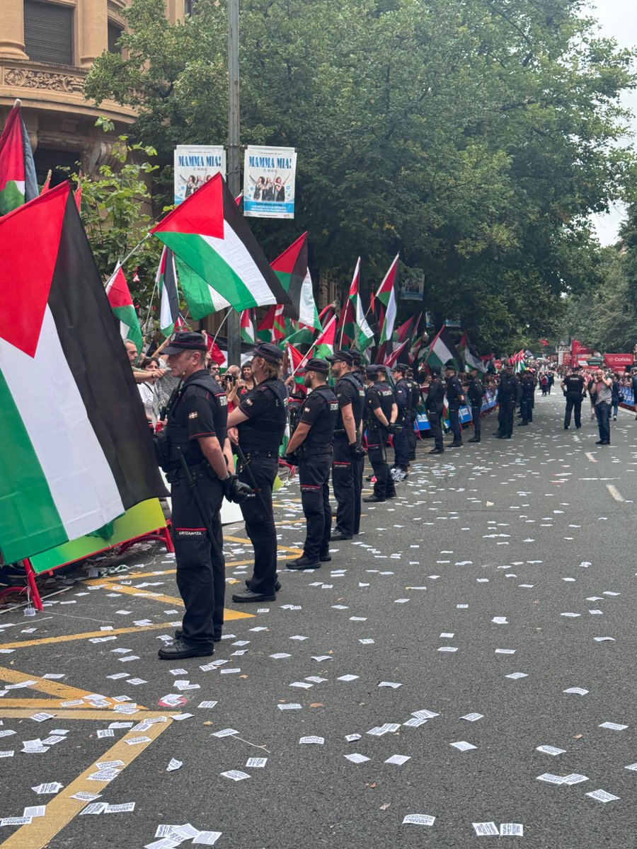 Last 400m in Bilbao completely lined by pro-Palestine protesters, several deep, faced by armed police. Protestors in their hundreds, maybe thousands. Surreal scene.