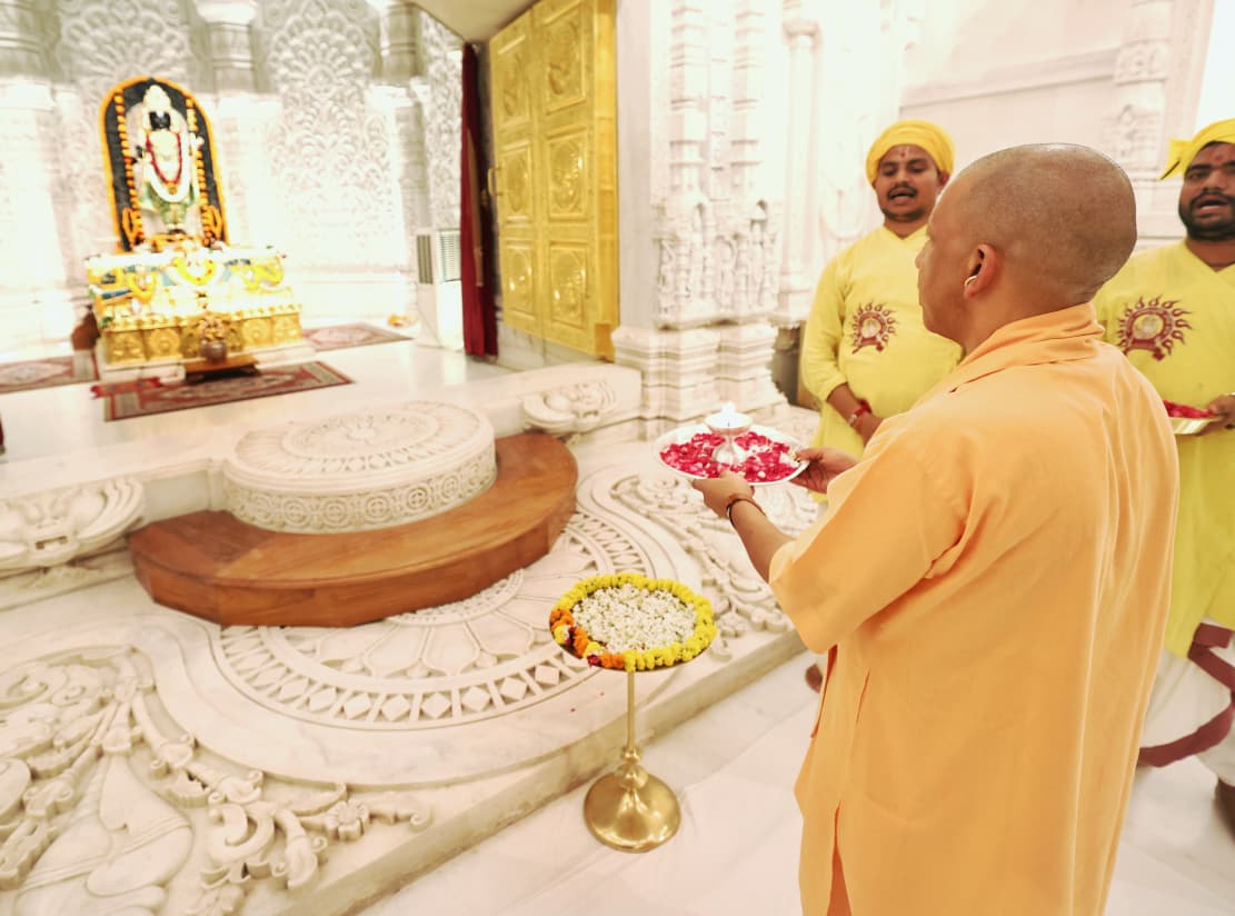 CMOfficeUP's tweet image. रामाय रामभद्राय रामचन्द्राय वेधसे। 
रघुनाथाय नाथाय सीतायाः पतये नमः॥

#UPCM @myogiadityanath ने आज श्री अयोध्या धाम में रघुकुल नंदन प्रभु श्रीराम के दर्शन-पूजन कर समस्त जनमानस के कल्याण की मंगलकामना की।