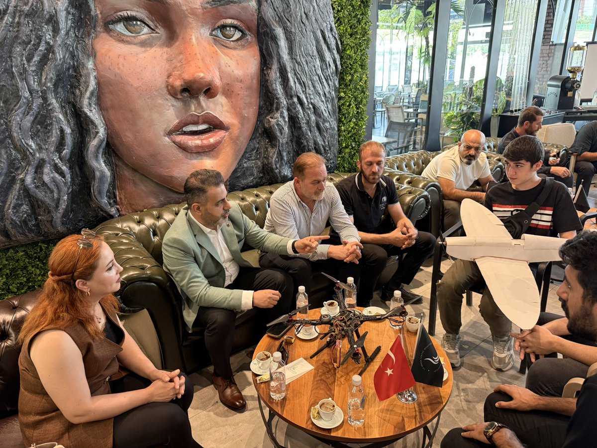 Türkiye’mizin yarınlarını şekillendirecek gençlerimizle keyifli bir sohbette buluştuk. Sizlerin enerjisi, üretkenliği ve teknolojiye olan ilginiz bize hem umut hem de güç veriyor. ☕ 🇹🇷 #TuerkiyeHızlanıyor