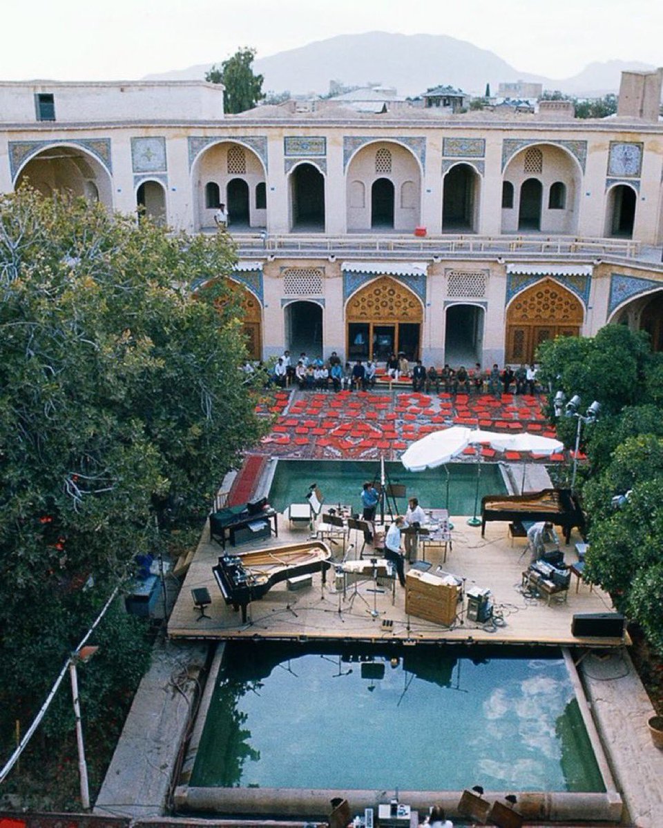 IranianPortrait's tweet image. کارل هاینتس اشتوکهاوزن درحال آماده‌سازی کنسرتش در بازار شیراز، در جریان جشن‌ هنر شیراز‌، سال ۵۱ خورشیدی.

عکس از Jean-François Camp