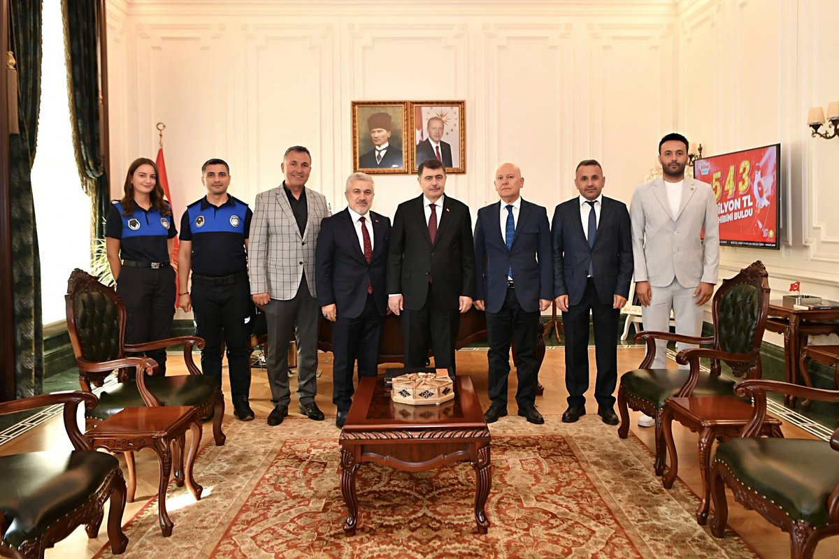 Ankara Valimiz Sn. Vasip ŞAHİN'i makamında ziyaret ederek Zabıta Teşkilatımız üzerine verimli ve samimi bir sohbet gerçekleştirdik. Misafirperverliği ve kabulleri için çok teşekkür ederiz. ☺️  <a href="/AnkaraValiligi/">T.C. Ankara Valiliği</a>

Türk Zabıta Teşkilatı 199 Yaşında! 👮🏻‍♀️👮🏻

📍 Ankara