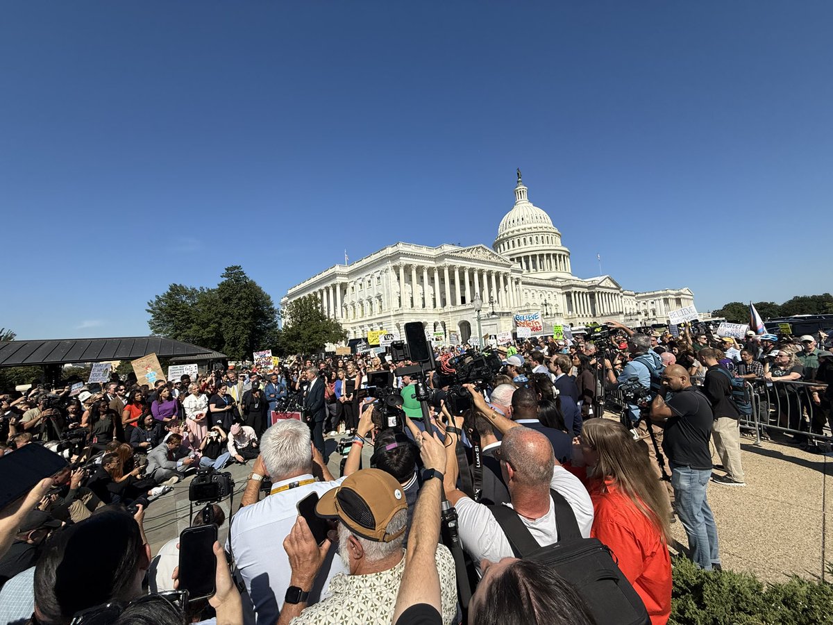 Huge crowd at Ro Khanna &amp; Thomas Massie’s conference alongside victims of Jeffrey Epstein.

They’re leading an effort to force the release of the Epstein files. 

130 Democrats &amp; 4 Republicans officially signed on so far.

Trump White House is threatening Republicans who sign.