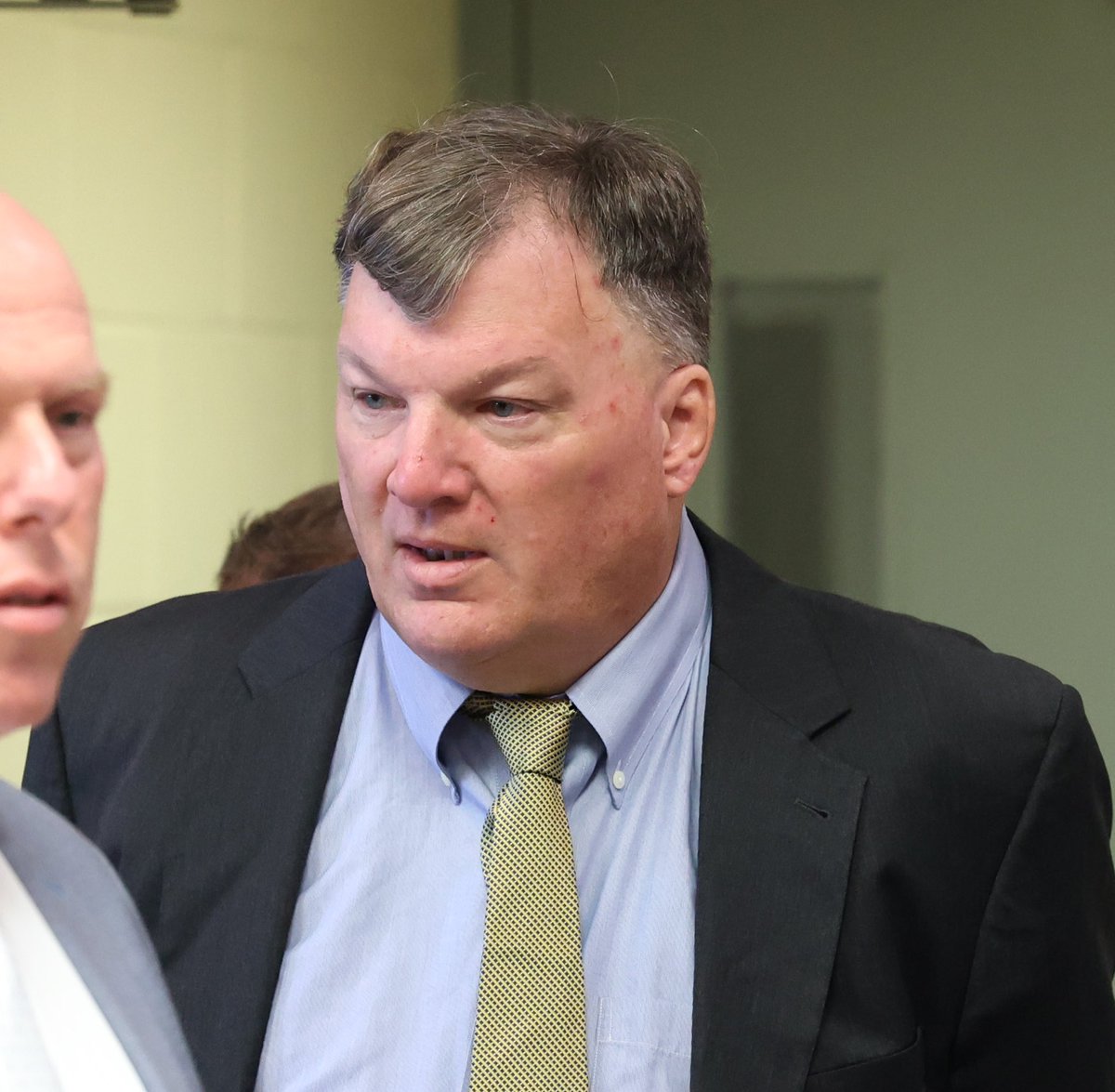 Rex Heuermann in court, before learning he lost motion to keep nuclear DNA evidence out of the #GilgoBeach serial killer case. 9 rootless hairs found on the #LISK victims have been tied either to him or his wife and daughter. Pool Photo: James Carbone/Newsday