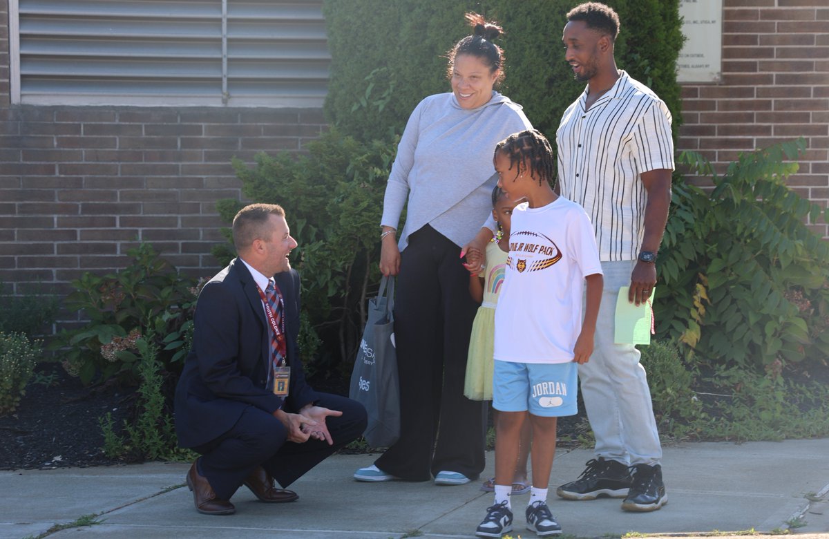 🍎New year, New Principal🍏
Please welcome Mr. Vardaro to Veeder Elementary School!

#BackToSchool