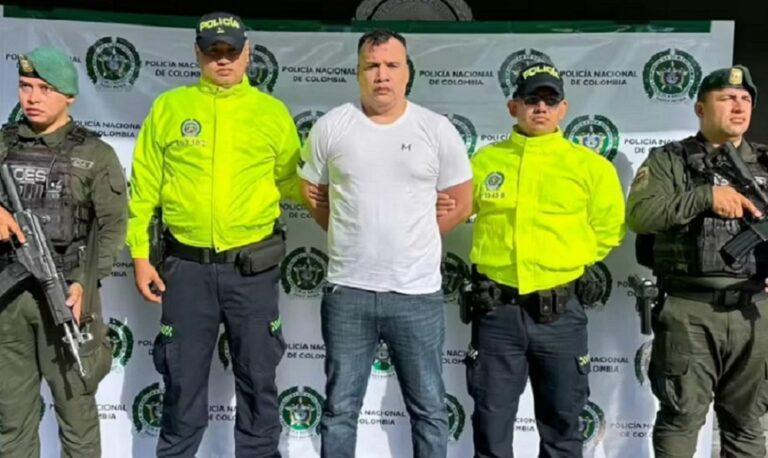 ReporteYa's tweet photo. #3Sep #Colombia #TDA 
Arrestan en Cúcuta a Henderson Dorante Parra, alias “HD”, presunto cabecilla del Tren de Aragua. Habría estado seis meses oculto tras fugarse de Tocorón en 2023 y es buscado por narcotráfico, terrorismo y tráfico de armas. - @laverdadweb https://t.co/4CfFgmuFMi