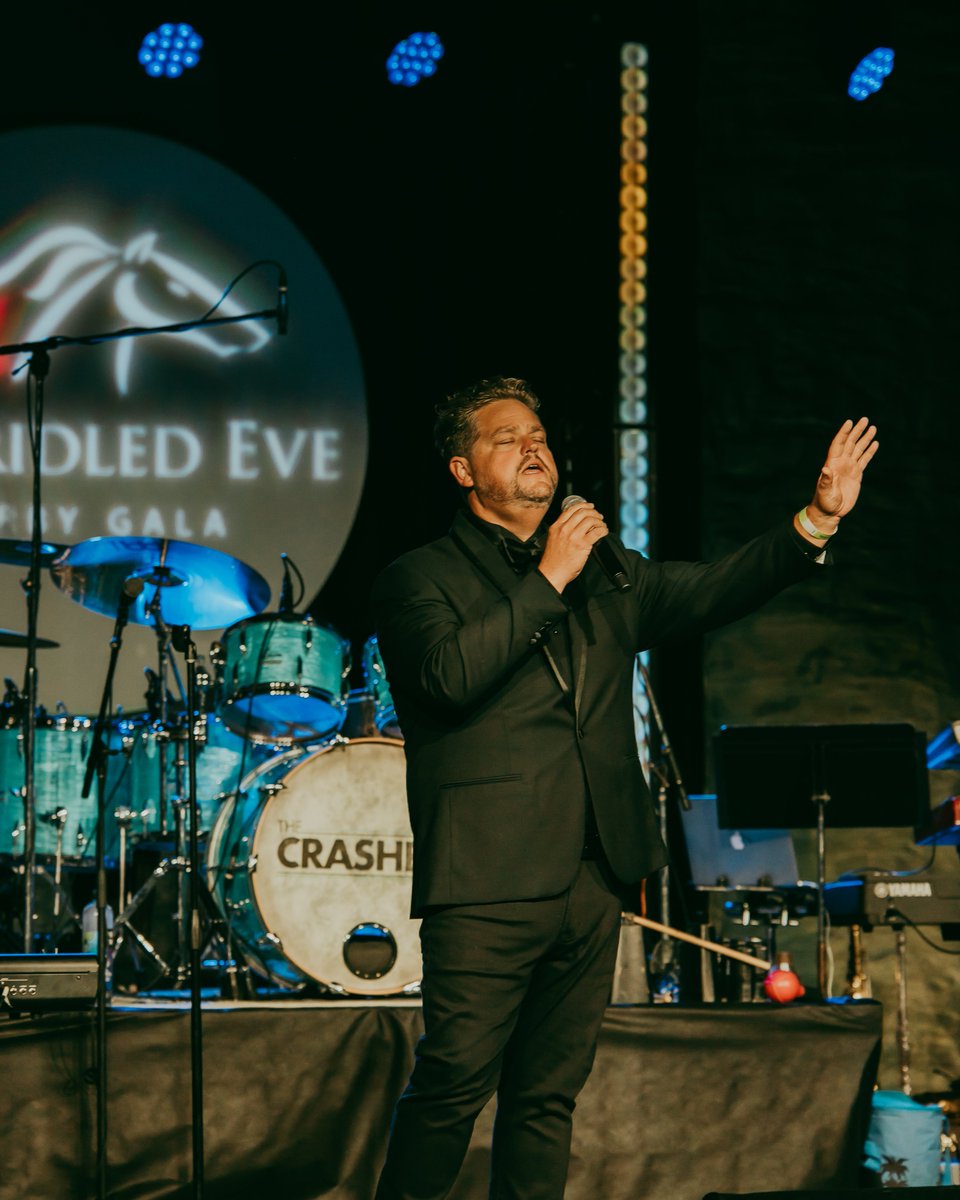 Unbridled_Eve's tweet image. The incredible voice of John Glosson filled the room and created a moment we’ll never forget. What a performance!

#UnbridledEve #UE25 #JohnGlosson #LiveMusic