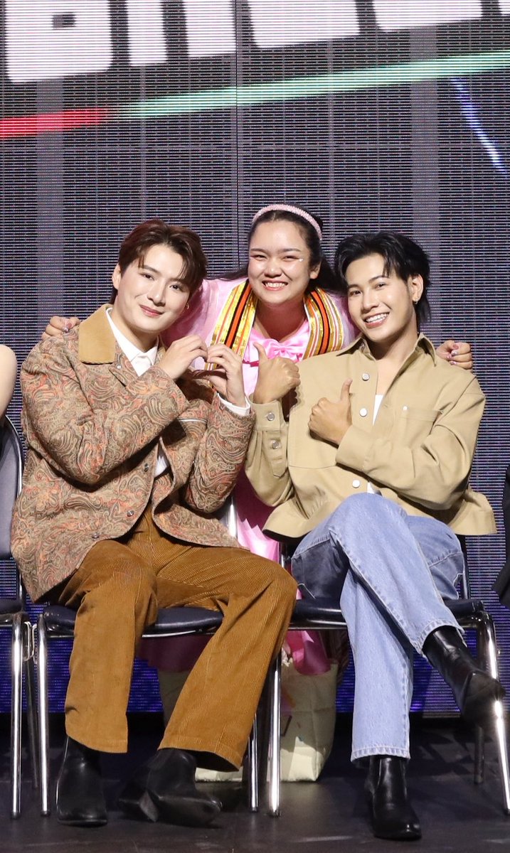 ศิลปินที่พร้อมซัพพอร์ตเราเสมอคือพี่คริสพี่สิง ตอนจบป.ตรีทั้งสองเเยกย้ายกันเเล้วเลยได้รูปเเยกกัน เเล้วตั้งใจเรียนป.โทต่อทันที ด้วยจุดประสงค์ข้อสำคัญคืออยากเอาชุดครุยไปหาพี่สองคน เเลัวเราทำได้!

เป็นกำลังใจให้น้องๆที่เรียนอยู่ สู้นะ เมนรอถ่ายรูปอยู่
#คริสสิงโต