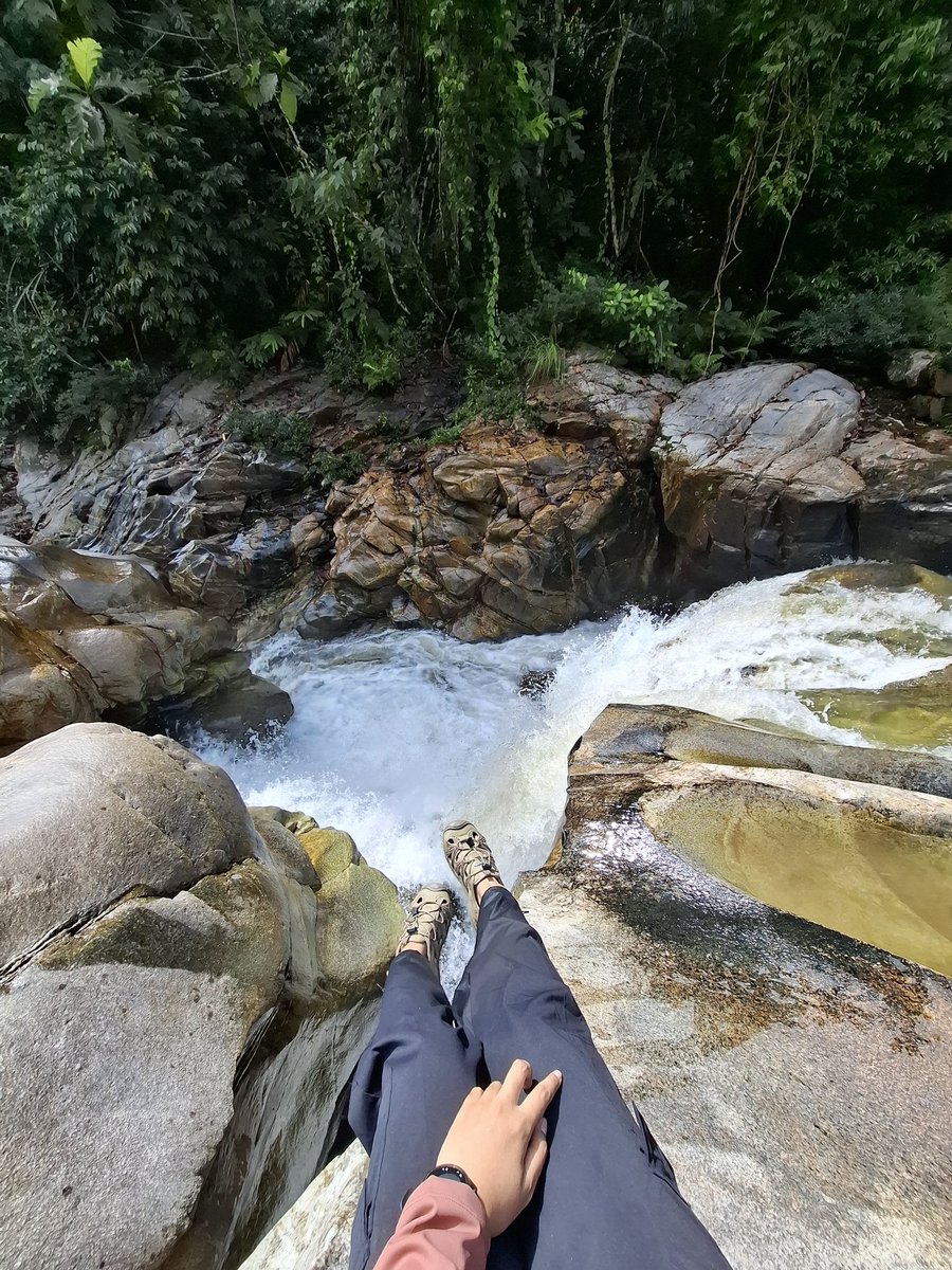 Jika esok terlalu berat,
Rehatlah.
Tak perlu jadi kuat setiap masa.
Kami ada bukan untuk menilai,
Tapi untuk menjadi cahaya semampu kami,
Saat hatimu hampir padam.