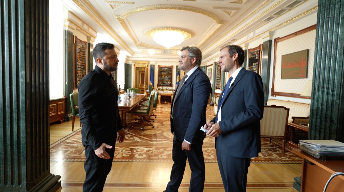 À Kiev, dans le bureau de ⁦⁦<a href="/ZelenskyyUa/">Volodymyr Zelenskyy / Володимир Зеленський</a>⁩ avec ⁦<a href="/jpeyron/">Julien Peyron</a>⁩ ⁦<a href="/LePoint/">Le Point</a>⁩ #ukraine