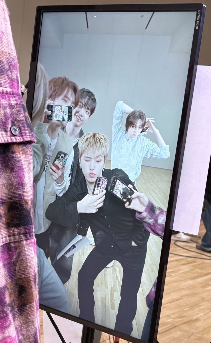 와중에 동현이 동민이 핸드폰 화면.. 보실분 ㅋㅋㅋㅋㅋㅋㅋㅋㅋㅋㅋ