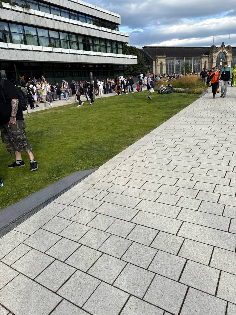 Eurofurence Familienfoto!!!!

Es ist wieder soweit für ein Gruppen Foto!

Wo: Vor dem Radisson Hotel, auf dem Rasen
Wann: Freitag, 5. September
Uhrzeit: 13:00 Uhr (bitte pünktlich, sonst zieh ich den jenigen das Fell über die Ohren xD