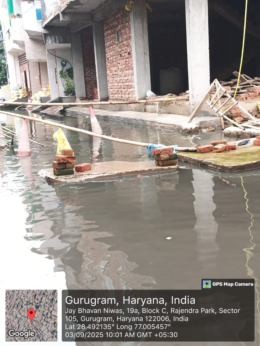 RajeshGuli26673's tweet photo. जलभराव व sewage समस्या के अलावा, 17 जुलाई को @MunCorpGurugram टीम ने sewer चैम्बर तोड़ा था। JE, SDO विवेक बेनीवाल, EXEN सुन्दर श्योराण सब जानते हैं, सम्भावित ख़तरों से भी अवगत हैं। कार्यवाही कब होगी?
@PradeepIAS_HR @cmohry @VipulGoelBJP @Rao_InderjitS @MukeshSharmaGG @grok https://t.co/Kmvfa5fRfr