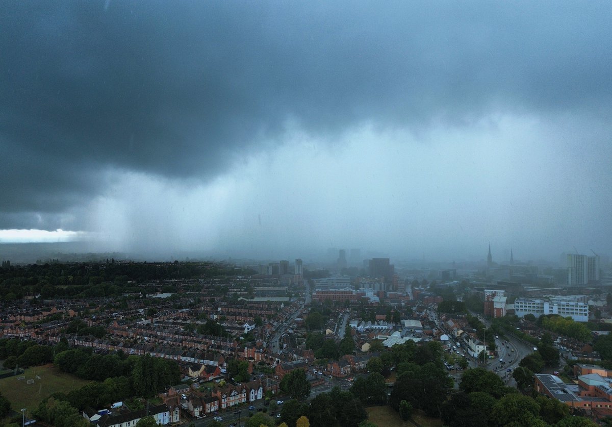 Wall of water from a torrential downpour moving over Coventry this afternoon!

#stormhour #thephotohour