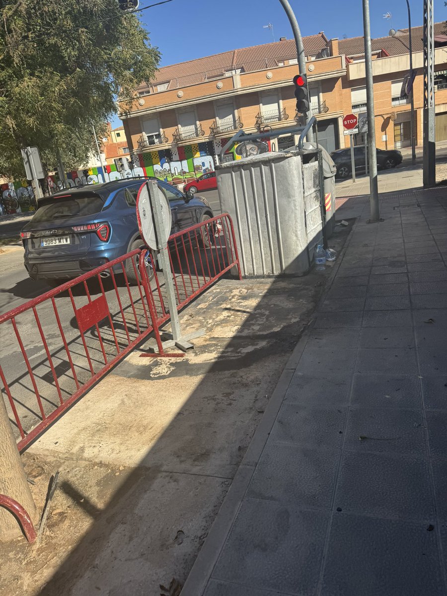 nataliaespadas8's tweet photo. A la gente que le ha dado por quemar los contenedores de mi calle , le parece gracioso? Ya van 2 o 3 veces este verano. La gente no sabe que son impuestos que pagamos? Espero no pillaros quemándolos , porque iréis detrás. @wikiCR https://t.co/Una5LHL6aT