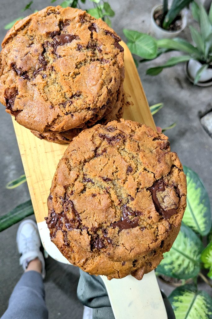 Cuando pase el furor de las galletas rellenas, gordotas y repletas de ingredientes, aquí seguirá mi clásica, única y eterna Monster Chocochip 🍪❣️