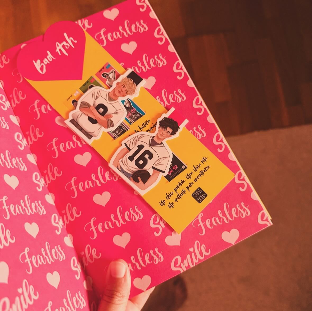 ¿Buscando un romance de instituto adictivo? 💛 Entonces tenéis que echarle el cuante a Bad Ash: Saltan chispas✨ de <a href="/_AlinaNot_/">Alina Not</a> <a href="/TeenPlanetLibro/">Teen Planet</a>