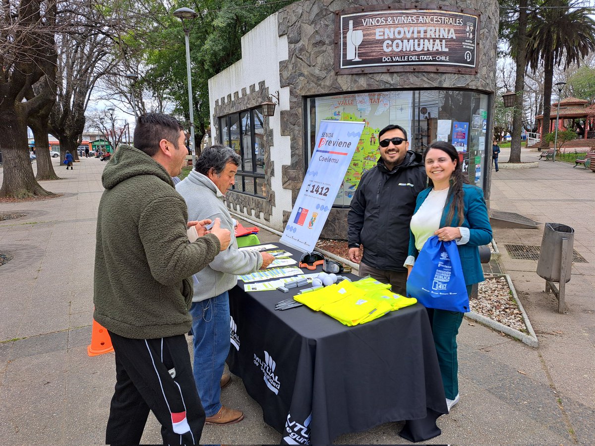 sendacoelemu's tweet photo. 🚦 Comprometidos con la seguridad vial 🚦

Nuestro programa SENDA Previene acompañó a la Mutual de Seguridad en el cierre de su campaña de seguridad vial, ofreciendo un stand informativo para concientizar sobre la prevención de accidentes y promover hábitos seguros en las vías. https://t.co/AcIMyGaMnZ
