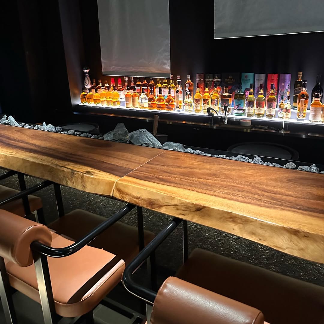 このバーで、木の温もりと美酒に包まれて、特別なひとときを楽しんで。