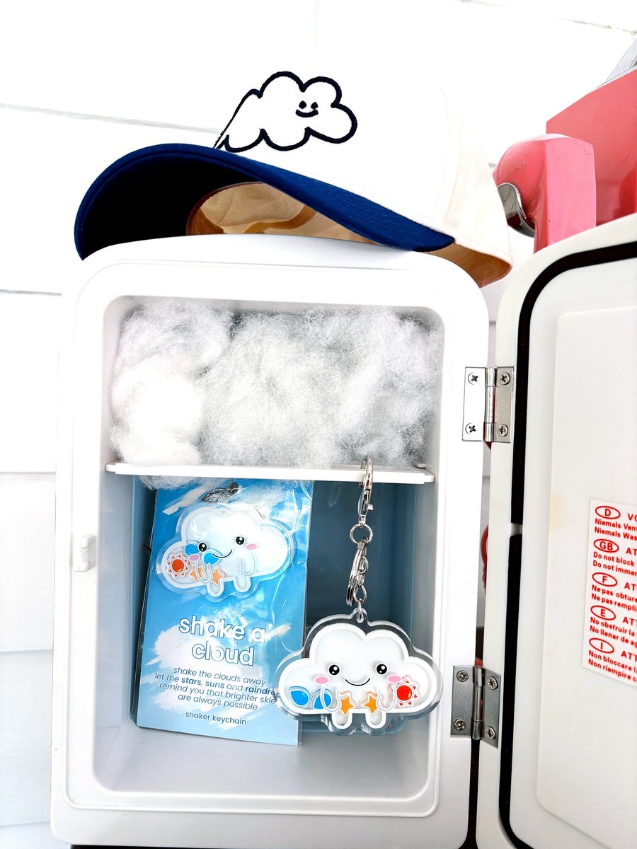 thecloudproj's tweet image. ☁️✨ A cloud you can carry with you.
Shake it and watch the suns, stars, and raindrops float - a little pocket of magic made to brighten your day 🌙⭐

15% of every purchase goes toward ending child abuse 💙

#ShakeACloud #KeychainAddict #CloudAesthetic #DoGoodShop