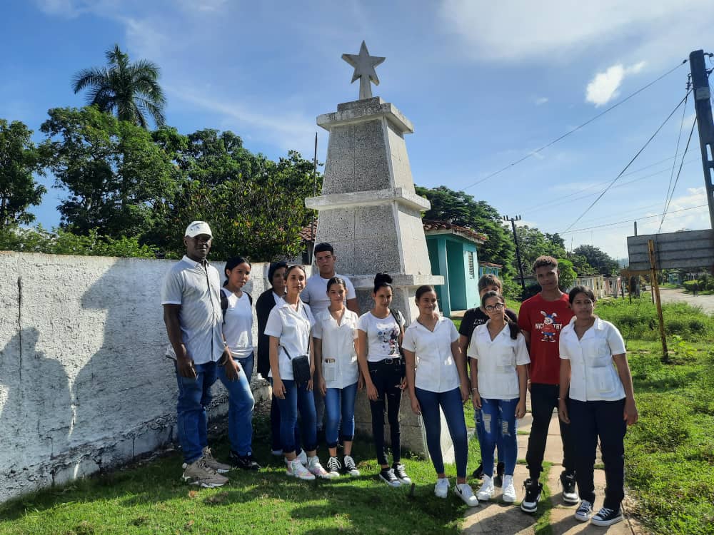 Visita dirigida al obelisco que se encuentra ubicado al lateral  de nuestro museo municipal, el cual tiene una altura de   cuatro metros , con una estrella en la  parte superior que representa la pureza de los mambises que venían en la Invasión
#CubaEsCultura