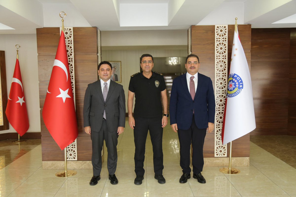 Haliliye Kaymakamımız Sn. Dr. Muhammed Serkan Şahin ile birlikte Şanlıurfa İl Emniyet Müdürümüz Sn. Atilla Aksoy'u ziyaret ettik.

Misafirperverlikleri için teşekkür ederiz.

<a href="/mserkansahin/">Dr. Muhammed Serkan SAHIN</a> 
<a href="/Atilla__Aksoy/">Atilla AKSOY</a>