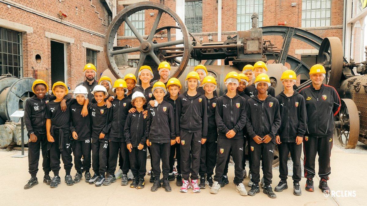 Premier cours d'𝙃𝙞𝙨𝙩𝙤𝙞𝙧𝙚 de l'année scolaire 📚

Les équipes de la préformation ont visité le Centre Historique Minier de Lewarde, Partenaire Institutionnel du club, afin de s'imprégner des valeurs du Racing et du bassin minier. ⛏️

#MadeInGaillette