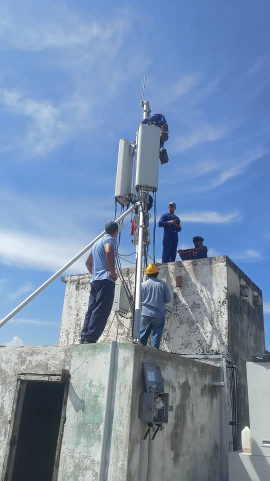 Equipo de ingenieros de <a href="/ETECSA_Cuba/">ETECSA</a> realiza labores de optimización en la red de acceso móvil, mejorando la eficiencia, cobertura y calidad del servicio. Cada ajuste técnico es un paso hacia una conectividad más robusta y confiable. #EtecsaConCuba