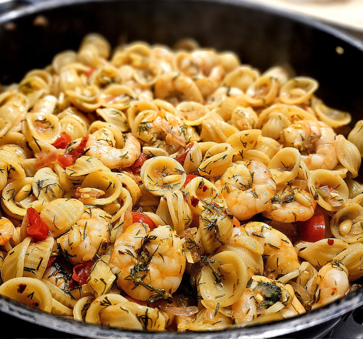 sonnewassonst's tweet image. Orecchiette oder Öhrchennudel à la Conny

mit 
in Olivenöl gebratenen Zwiebeln, Knoblauch, Pinienkernen, Chili, Shrimps 
plus 
Limettensaft, Cherrytomaten, Weißwein, Dill, Salz

#Genuss am Abend