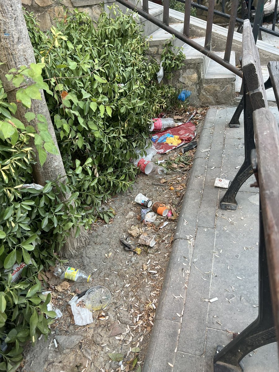 ozguozen's tweet photo. @atasehirbld parklar çöp içinde, çocuklar mikrop içinde oynuyor. Sokaklar parkları temizlemeyecekseniz belediye ne iş yapar? burası Topçu parkı. https://t.co/ojRaijv5nl