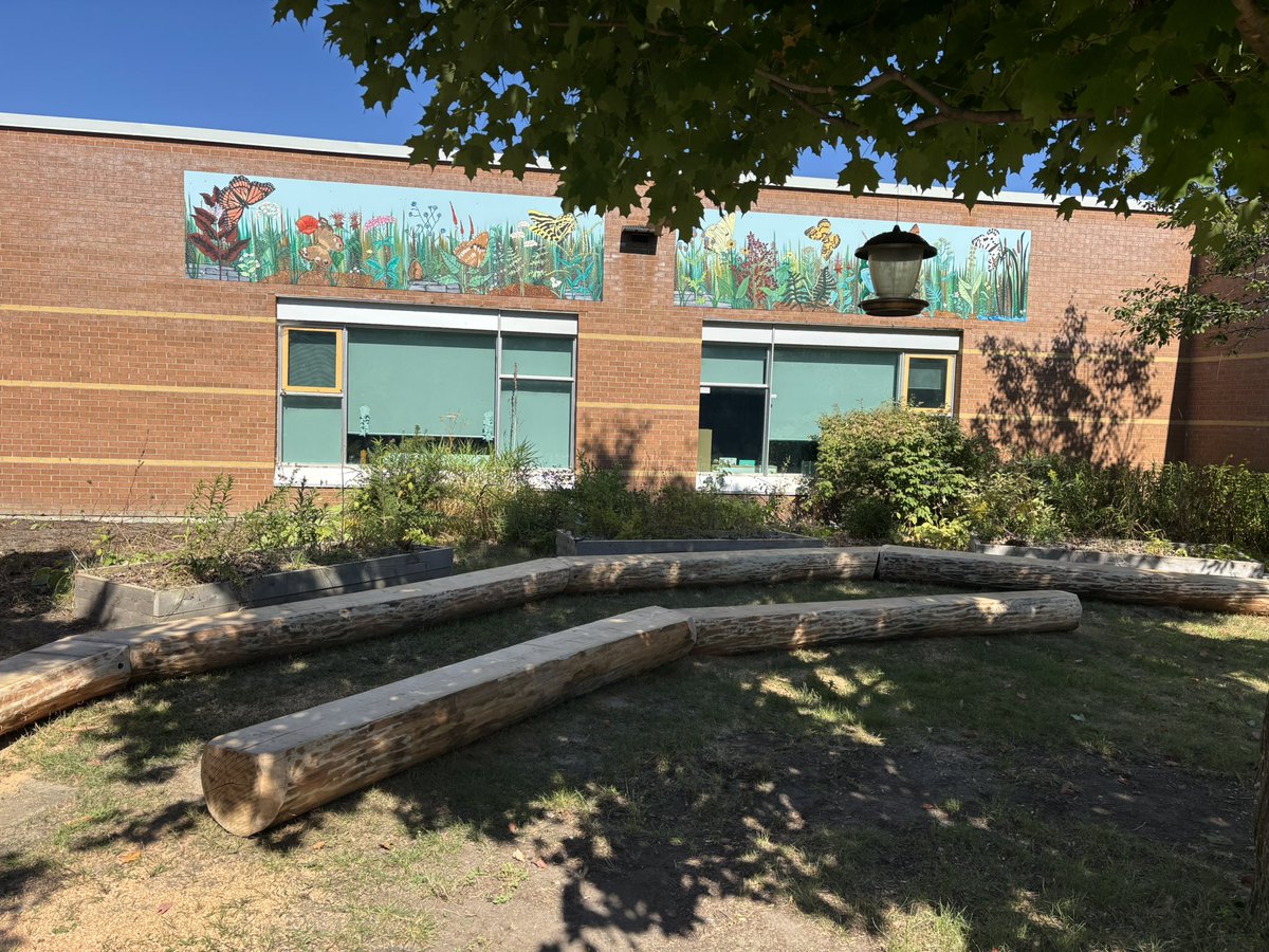 Very exciting! We now have new long seating in our Peace garden! #ocsbOutdoorLearning <a href="/ocsbEco/">ocsbECO</a> <a href="/StAnneECO1/">St. Anne ECO Team</a> <a href="/stannecouncil/">St Anne School Council</a> 💚#ocsb
