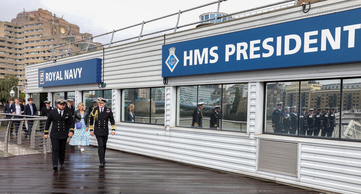 Privileged to host former HMS Blazer Commanding Officer <a href="/AdmTonyRadakin_/">Admiral Sir Tony Radakin 🇬🇧</a> onboard in the Thames yesterday for his final day in office as Chief of Defence Staff. 

Premier in the first