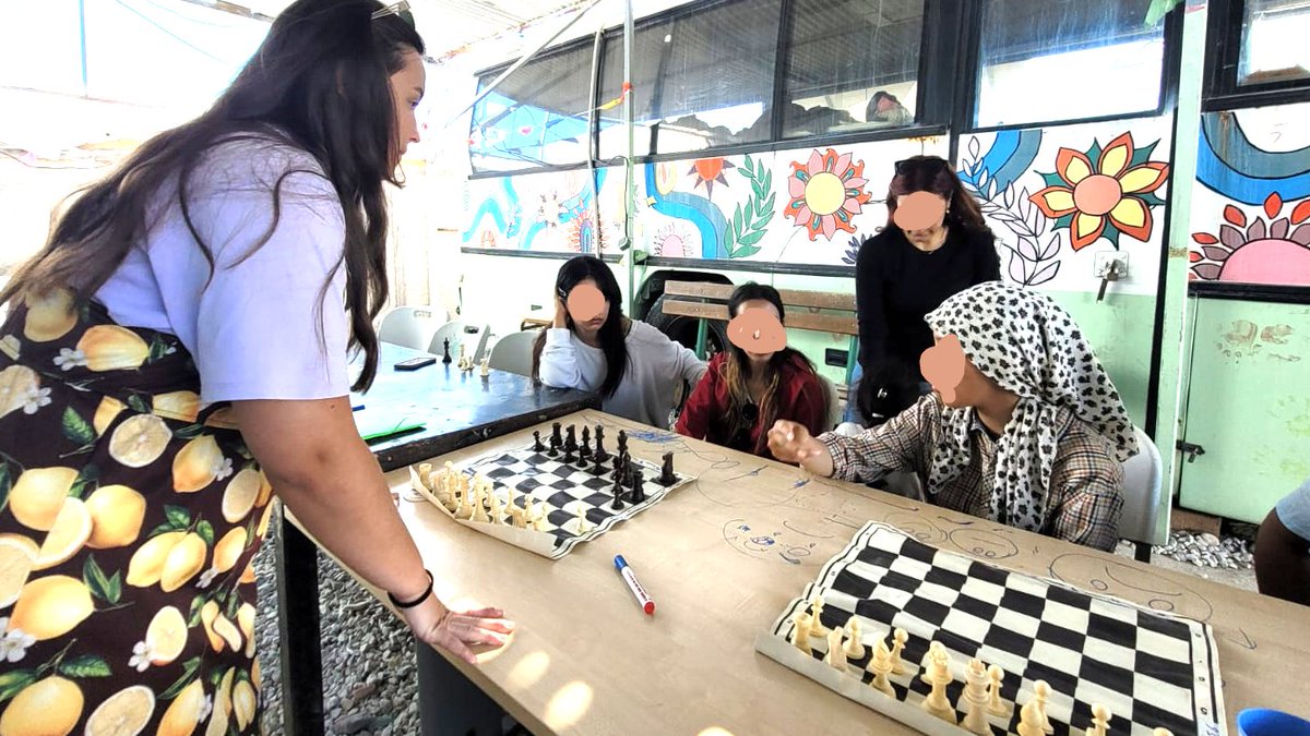 standbymelesvos's tweet image. Teaching chess at the women’s workshop is about more than just having a good time — it’s about empowerment, critical thinking, and building confidence. 

#WomenEmpowerment #ChessForGood #LifeSkills #RefugeeSupport #CriticalThinking #CommunityStrength #HopeInAction