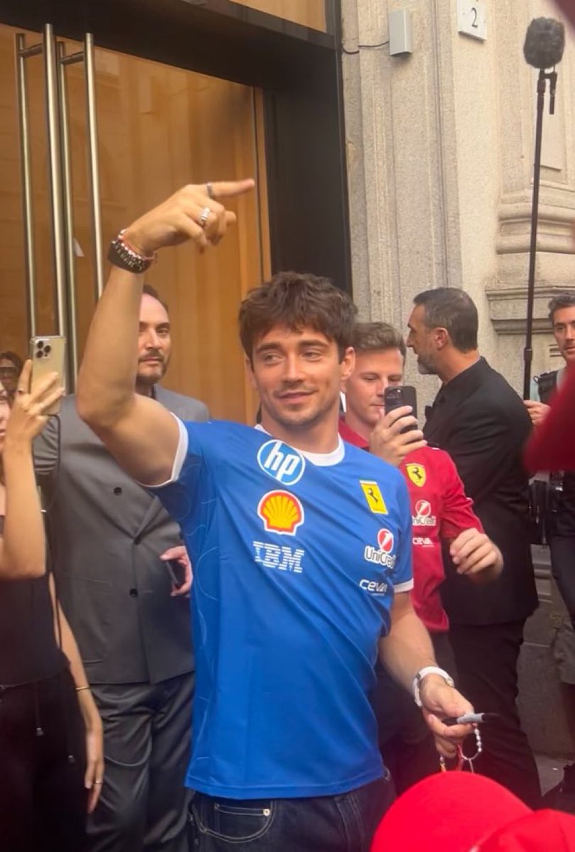 marydocharlito's tweet image. the biceps 😵‍💫