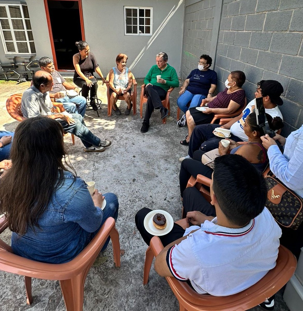 Una mañana diferente: 𝘾𝙖𝙛𝙚𝙘𝙞𝙩𝙤 𝙘𝙤𝙣 𝘾𝙝𝙖𝙣𝙤. Escuchar a nuestra gente me inspira a seguir luchando por una Honduras con oportunidades ☕💬.
#PresidenteChano #ChanoEscucha  #CambioYa #LoNuevo #Honduras2025 <a href="/PartidoDC_HND/">Partido Demócrata Cristiano de Honduras</a> <a href="/Qhubotvoficial/">Q'hubo TV Oficial</a>