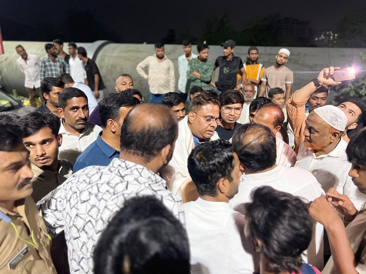 rais_shk's tweet photo. We inaugurated the New Pipeline Road, Street Lights, and a High Mast Light at Shanti Nagar today. This development will improve safety, convenience, and quality of life for residents. #RiseWith Rais #Bhiwandi https://t.co/O5nxKZn1dZ