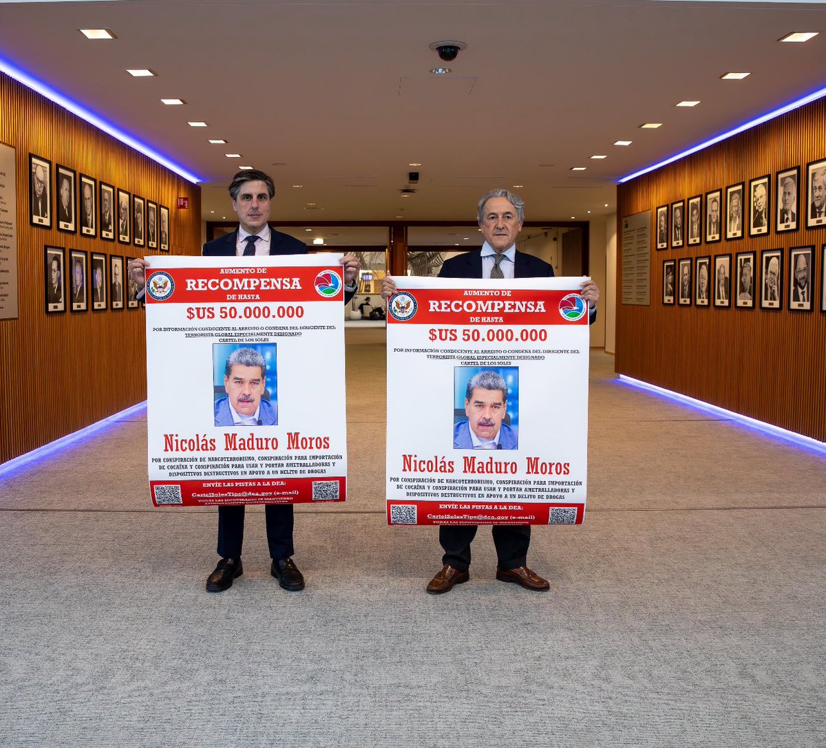 A ver, escoltas de Maduro, si no lo cobráis vosotros, lo harán otros.
Y puestos a cobrar, mejor cobrar millones de dólares que  lo que es seguro que cobraréis muy pronto si no lo entregáis.