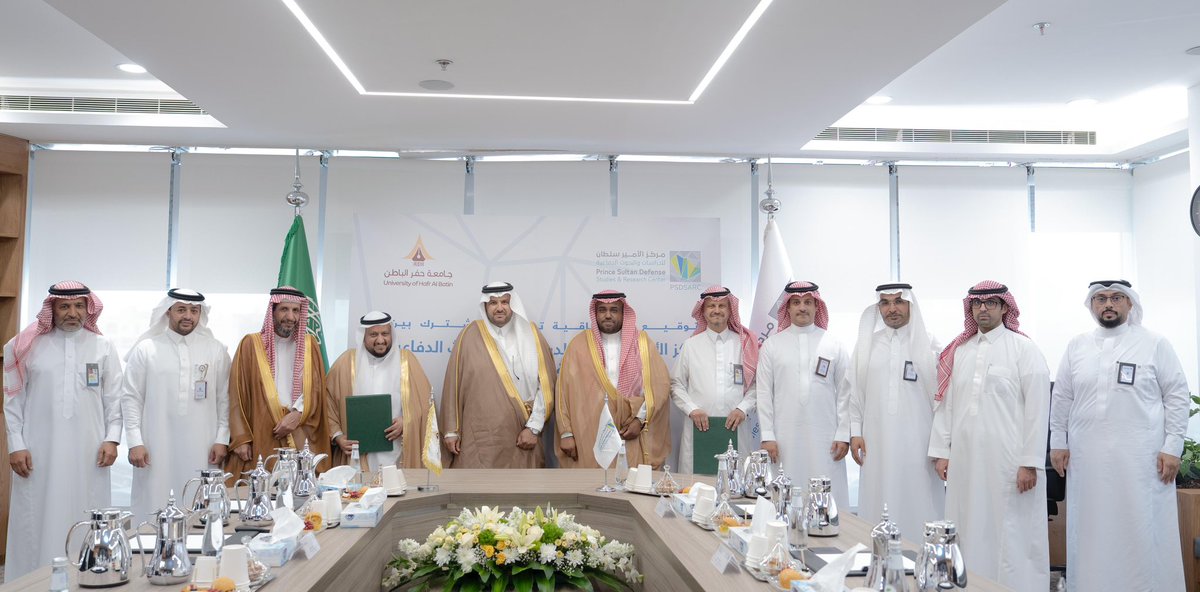PSDSARC's tweet image. #مركز_الأمير_سلطان_للدراسات_والبحوث_الدفاعية يوقع مذكرة تعاون مشترك مع @UHB_University ضمن التزامه بتعزيز التعاون المشترك مع الجامعات الوطنية، لتنمية القدرات البشرية وتطوير الدراسات والأبحاث في قطاع الأمن والدفاع.

spa.gov.sa/N2390285

#PSDSARC