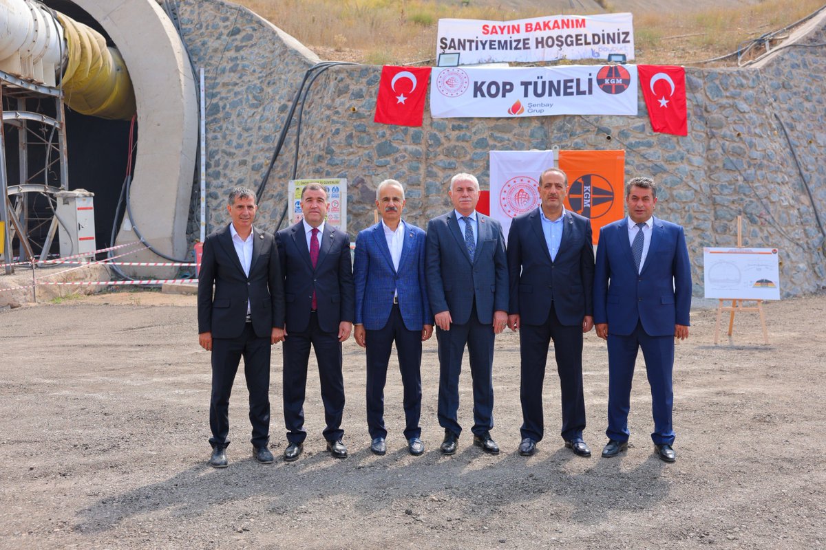 T.C. Bayburt Valiliği (@bayburtvaliligi) on Twitter photo 📌 Ulaştırma ve Altyapı Bakanımız Sayın <a href="/a_uraloglu/">Abdulkadir URALOĞLU</a>, Kop Tüneli’nde incelemelerde bulundu.
Valimiz Sayın <a href="/Mustafa_Eldivan/">Mustafa ELDİVAN</a> tarafından Kop Tüneli şantiyesinde karşılanan Sayın Bakanımız, devam eden çalışmalar hakkında yetkililerden bilgi aldı.
Sayın Bakanımız yaptığı açıklamada 📌 Ulaştırma ve Altyapı Bakanımız Sayın <a href="/a_uraloglu/">Abdulkadir URALOĞLU</a>, Kop Tüneli’nde incelemelerde bulundu.
Valimiz Sayın <a href="/Mustafa_Eldivan/">Mustafa ELDİVAN</a> tarafından Kop Tüneli şantiyesinde karşılanan Sayın Bakanımız, devam eden çalışmalar hakkında yetkililerden bilgi aldı.
Sayın Bakanımız yaptığı açıklamada
